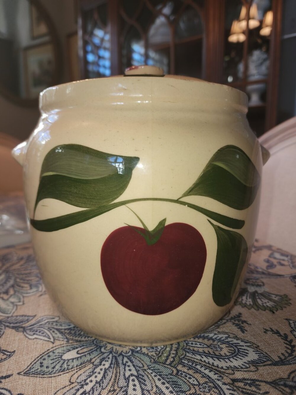WATT POTTERY VINTAGE BEAN POT FEATURING APPLE DESIGN